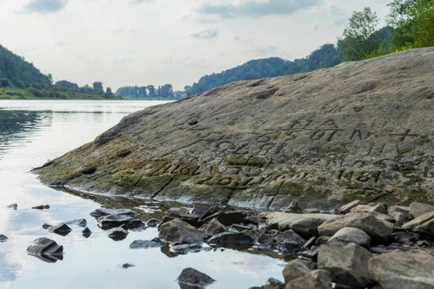 News Bilder des Tages Hungerstein Pirna Posta Hungerstein in der Elbe, Pirna-Oberposta bei starkem Niedrigwasser am 16.08.2026 Pirna Sachsen Deutschland *** Hungerstein, Pirna, Posta; Hungerstein in the Elbe River, Pirna, Oberposta, during a period of extremely low water levels on August 16, 2026, Pirna, Saxony, Germany