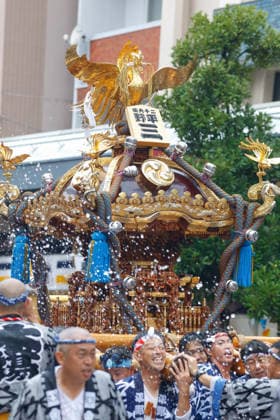 August 16, 2026, Tokyo, Japan: Participants seen carrying a heavily decorated mikoshi (portable shrine) through a cascade of splashing water in Koto Ward during the Fukagawa Hachiman Festival. The triennial festival is one of Tokyo s top three major Edo-period festivals held at Tomioka Hachimangu Shrine. It is well known as the Water-Splashing Festival (Mizukake Matsuri), where participants toss gallons of purifying water onto shrine bearers to beat the intense midsummer heat and bless the local community. Tokyo Japan - ZUMAs197 20260816_aaa_s197_065 Copyright: xRodrigoxReyesxMarinx