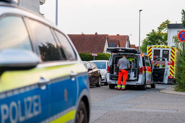 Tote Person in Wohnung aufgefunden, eine Person festgenommen Am 16.08.2026 wurde in einer Wohnung in einem Mehrfamilienhaus in Ginsheim eine tote Person entdeckt. Staatsanwaltschaft Darmstadt und Polizeipräsidium Südhessen nahmen die Ermittlungen auf. Ein Arbeitgeber hatte gegen 18:25 Uhr die Polizei alarmiert, nachdem sich sein Arbeitnehmer wegen Sprachproblemen zunächst an ihn gewandt hatte. In der Wohnung fanden die Beamten den Arbeitnehmer sowie den leblosen 20-jährigen Mann, der nach ersten Feststellungen gewaltsam zu Tode kam. Die Polizei nahm eine Person vor Ort fest, während die Staatsanwaltschaft Darmstadt eine Obduktion zur Klärung der Todesumstände anordnete. Ginsheim-Gustavsburg Hessen Deutschland *** Dead Person Found i