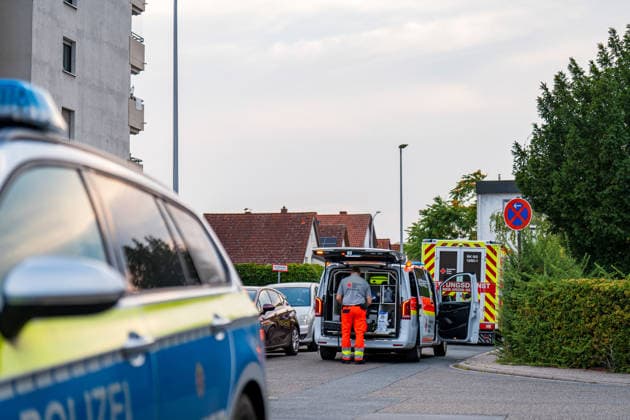 Tote Person in Wohnung aufgefunden, eine Person festgenommen Am 16.08.2026 wurde in einer Wohnung in einem Mehrfamilienhaus in Ginsheim eine tote Person entdeckt. Staatsanwaltschaft Darmstadt und Polizeipräsidium Südhessen nahmen die Ermittlungen auf. Ein Arbeitgeber hatte gegen 18:25 Uhr die Polizei alarmiert, nachdem sich sein Arbeitnehmer wegen Sprachproblemen zunächst an ihn gewandt hatte. In der Wohnung fanden die Beamten den Arbeitnehmer sowie den leblosen 20-jährigen Mann, der nach ersten Feststellungen gewaltsam zu Tode kam. Die Polizei nahm eine Person vor Ort fest, während die Staatsanwaltschaft Darmstadt eine Obduktion zur Klärung der Todesumstände anordnete. Ginsheim-Gustavsburg Hessen Deutschland *** Dead Person Found i