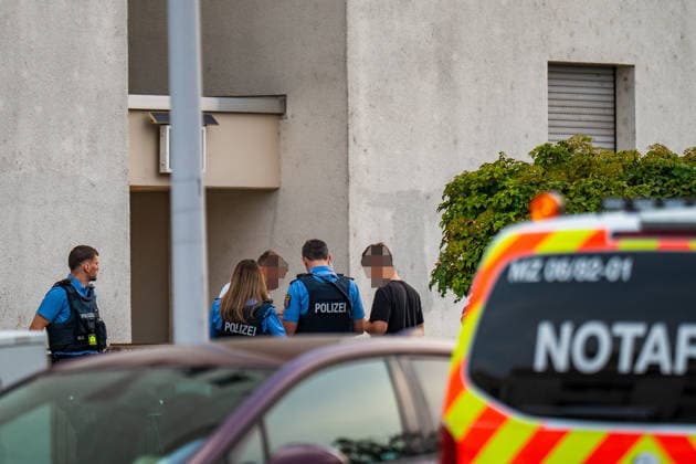 Tote Person in Wohnung aufgefunden, eine Person festgenommen Am 16.08.2026 wurde in einer Wohnung in einem Mehrfamilienhaus in Ginsheim eine tote Person entdeckt. Staatsanwaltschaft Darmstadt und Polizeipräsidium Südhessen nahmen die Ermittlungen auf. Ein Arbeitgeber hatte gegen 18:25 Uhr die Polizei alarmiert, nachdem sich sein Arbeitnehmer wegen Sprachproblemen zunächst an ihn gewandt hatte. In der Wohnung fanden die Beamten den Arbeitnehmer sowie den leblosen 20-jährigen Mann, der nach ersten Feststellungen gewaltsam zu Tode kam. Die Polizei nahm eine Person vor Ort fest, während die Staatsanwaltschaft Darmstadt eine Obduktion zur Klärung der Todesumstände anordnete. Ginsheim-Gustavsburg Hessen Deutschland *** Dead Person Found i