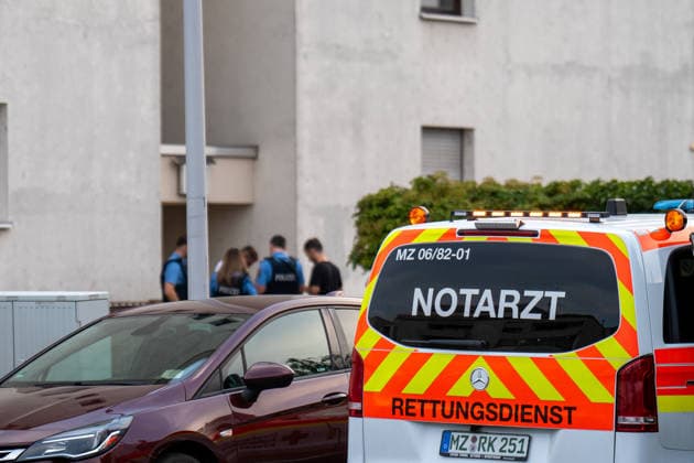 Tote Person in Wohnung aufgefunden, eine Person festgenommen Am 16.08.2026 wurde in einer Wohnung in einem Mehrfamilienhaus in Ginsheim eine tote Person entdeckt. Staatsanwaltschaft Darmstadt und Polizeipräsidium Südhessen nahmen die Ermittlungen auf. Ein Arbeitgeber hatte gegen 18:25 Uhr die Polizei alarmiert, nachdem sich sein Arbeitnehmer wegen Sprachproblemen zunächst an ihn gewandt hatte. In der Wohnung fanden die Beamten den Arbeitnehmer sowie den leblosen 20-jährigen Mann, der nach ersten Feststellungen gewaltsam zu Tode kam. Die Polizei nahm eine Person vor Ort fest, während die Staatsanwaltschaft Darmstadt eine Obduktion zur Klärung der Todesumstände anordnete. Ginsheim-Gustavsburg Hessen Deutschland *** Dead Person Found i