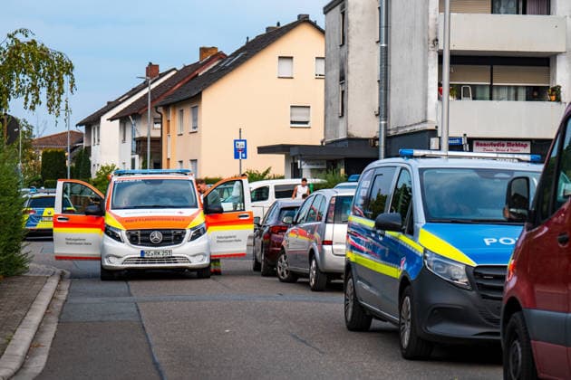 Tote Person in Wohnung aufgefunden, eine Person festgenommen Am 16.08.2026 wurde in einer Wohnung in einem Mehrfamilienhaus in Ginsheim eine tote Person entdeckt. Staatsanwaltschaft Darmstadt und Polizeipräsidium Südhessen nahmen die Ermittlungen auf. Ein Arbeitgeber hatte gegen 18:25 Uhr die Polizei alarmiert, nachdem sich sein Arbeitnehmer wegen Sprachproblemen zunächst an ihn gewandt hatte. In der Wohnung fanden die Beamten den Arbeitnehmer sowie den leblosen 20-jährigen Mann, der nach ersten Feststellungen gewaltsam zu Tode kam. Die Polizei nahm eine Person vor Ort fest, während die Staatsanwaltschaft Darmstadt eine Obduktion zur Klärung der Todesumstände anordnete. Ginsheim-Gustavsburg Hessen Deutschland *** Dead Person Found i