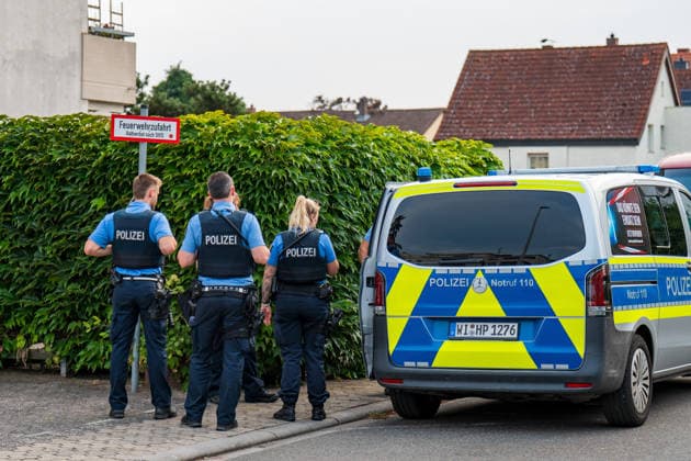 Tote Person in Wohnung aufgefunden, eine Person festgenommen Am 16.08.2026 wurde in einer Wohnung in einem Mehrfamilienhaus in Ginsheim eine tote Person entdeckt. Staatsanwaltschaft Darmstadt und Polizeipräsidium Südhessen nahmen die Ermittlungen auf. Ein Arbeitgeber hatte gegen 18:25 Uhr die Polizei alarmiert, nachdem sich sein Arbeitnehmer wegen Sprachproblemen zunächst an ihn gewandt hatte. In der Wohnung fanden die Beamten den Arbeitnehmer sowie den leblosen 20-jährigen Mann, der nach ersten Feststellungen gewaltsam zu Tode kam. Die Polizei nahm eine Person vor Ort fest, während die Staatsanwaltschaft Darmstadt eine Obduktion zur Klärung der Todesumstände anordnete. Ginsheim-Gustavsburg Hessen Deutschland *** Dead Person Found i