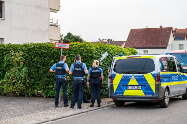 Tote Person in Wohnung aufgefunden, eine Person festgenommen Am 16.08.2026 wurde in einer Wohnung in einem Mehrfamilienhaus in Ginsheim eine tote Person entdeckt. Staatsanwaltschaft Darmstadt und Polizeipräsidium Südhessen nahmen die Ermittlungen auf. Ein Arbeitgeber hatte gegen 18:25 Uhr die Polizei alarmiert, nachdem sich sein Arbeitnehmer wegen Sprachproblemen zunächst an ihn gewandt hatte. In der Wohnung fanden die Beamten den Arbeitnehmer sowie den leblosen 20-jährigen Mann, der nach ersten Feststellungen gewaltsam zu Tode kam. Die Polizei nahm eine Person vor Ort fest, während die Staatsanwaltschaft Darmstadt eine Obduktion zur Klärung der Todesumstände anordnete. Ginsheim-Gustavsburg Hessen Deutschland *** Dead Person Found i