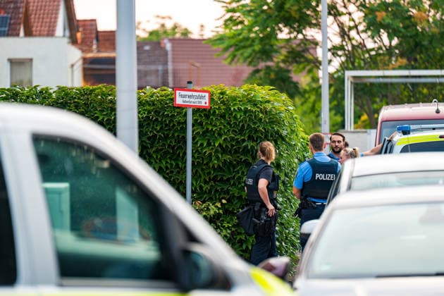 Tote Person in Wohnung aufgefunden, eine Person festgenommen Am 16.08.2026 wurde in einer Wohnung in einem Mehrfamilienhaus in Ginsheim eine tote Person entdeckt. Staatsanwaltschaft Darmstadt und Polizeipräsidium Südhessen nahmen die Ermittlungen auf. Ein Arbeitgeber hatte gegen 18:25 Uhr die Polizei alarmiert, nachdem sich sein Arbeitnehmer wegen Sprachproblemen zunächst an ihn gewandt hatte. In der Wohnung fanden die Beamten den Arbeitnehmer sowie den leblosen 20-jährigen Mann, der nach ersten Feststellungen gewaltsam zu Tode kam. Die Polizei nahm eine Person vor Ort fest, während die Staatsanwaltschaft Darmstadt eine Obduktion zur Klärung der Todesumstände anordnete. Ginsheim-Gustavsburg Hessen Deutschland *** Dead Person Found i