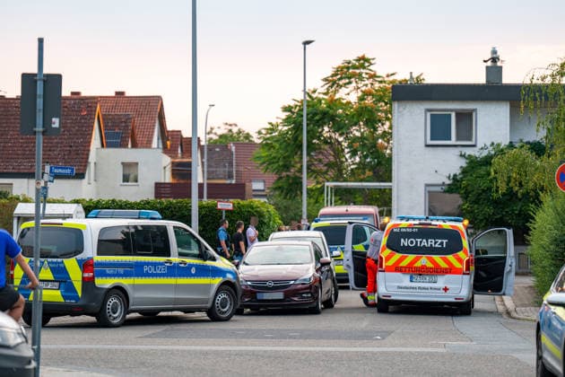 Tote Person in Wohnung aufgefunden, eine Person festgenommen Am 16.08.2026 wurde in einer Wohnung in einem Mehrfamilienhaus in Ginsheim eine tote Person entdeckt. Staatsanwaltschaft Darmstadt und Polizeipräsidium Südhessen nahmen die Ermittlungen auf. Ein Arbeitgeber hatte gegen 18:25 Uhr die Polizei alarmiert, nachdem sich sein Arbeitnehmer wegen Sprachproblemen zunächst an ihn gewandt hatte. In der Wohnung fanden die Beamten den Arbeitnehmer sowie den leblosen 20-jährigen Mann, der nach ersten Feststellungen gewaltsam zu Tode kam. Die Polizei nahm eine Person vor Ort fest, während die Staatsanwaltschaft Darmstadt eine Obduktion zur Klärung der Todesumstände anordnete. Ginsheim-Gustavsburg Hessen Deutschland *** Dead Person Found i