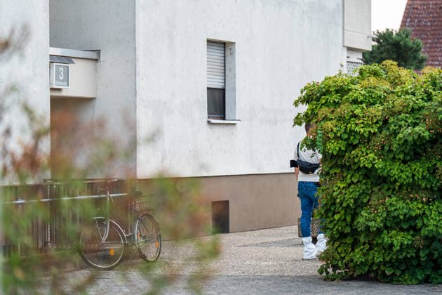 Tote Person in Wohnung aufgefunden, eine Person festgenommen Am 16.08.2026 wurde in einer Wohnung in einem Mehrfamilienhaus in Ginsheim eine tote Person entdeckt. Staatsanwaltschaft Darmstadt und Polizeipräsidium Südhessen nahmen die Ermittlungen auf. Ein Arbeitgeber hatte gegen 18:25 Uhr die Polizei alarmiert, nachdem sich sein Arbeitnehmer wegen Sprachproblemen zunächst an ihn gewandt hatte. In der Wohnung fanden die Beamten den Arbeitnehmer sowie den leblosen 20-jährigen Mann, der nach ersten Feststellungen gewaltsam zu Tode kam. Die Polizei nahm eine Person vor Ort fest, während die Staatsanwaltschaft Darmstadt eine Obduktion zur Klärung der Todesumstände anordnete. Ginsheim-Gustavsburg Hessen Deutschland *** Dead Person Found i