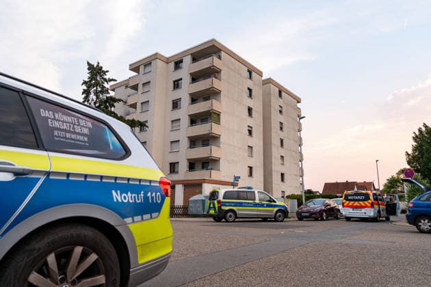 Tote Person in Wohnung aufgefunden, eine Person festgenommen Am 16.08.2026 wurde in einer Wohnung in einem Mehrfamilienhaus in Ginsheim eine tote Person entdeckt. Staatsanwaltschaft Darmstadt und Polizeipräsidium Südhessen nahmen die Ermittlungen auf. Ein Arbeitgeber hatte gegen 18:25 Uhr die Polizei alarmiert, nachdem sich sein Arbeitnehmer wegen Sprachproblemen zunächst an ihn gewandt hatte. In der Wohnung fanden die Beamten den Arbeitnehmer sowie den leblosen 20-jährigen Mann, der nach ersten Feststellungen gewaltsam zu Tode kam. Die Polizei nahm eine Person vor Ort fest, während die Staatsanwaltschaft Darmstadt eine Obduktion zur Klärung der Todesumstände anordnete. Ginsheim-Gustavsburg Hessen Deutschland *** Dead Person Found i