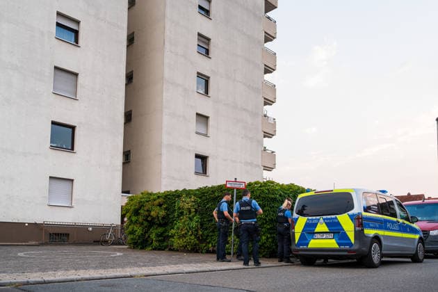 Tote Person in Wohnung aufgefunden, eine Person festgenommen Am 16.08.2026 wurde in einer Wohnung in einem Mehrfamilienhaus in Ginsheim eine tote Person entdeckt. Staatsanwaltschaft Darmstadt und Polizeipräsidium Südhessen nahmen die Ermittlungen auf. Ein Arbeitgeber hatte gegen 18:25 Uhr die Polizei alarmiert, nachdem sich sein Arbeitnehmer wegen Sprachproblemen zunächst an ihn gewandt hatte. In der Wohnung fanden die Beamten den Arbeitnehmer sowie den leblosen 20-jährigen Mann, der nach ersten Feststellungen gewaltsam zu Tode kam. Die Polizei nahm eine Person vor Ort fest, während die Staatsanwaltschaft Darmstadt eine Obduktion zur Klärung der Todesumstände anordnete. Ginsheim-Gustavsburg Hessen Deutschland *** Dead Person Found i