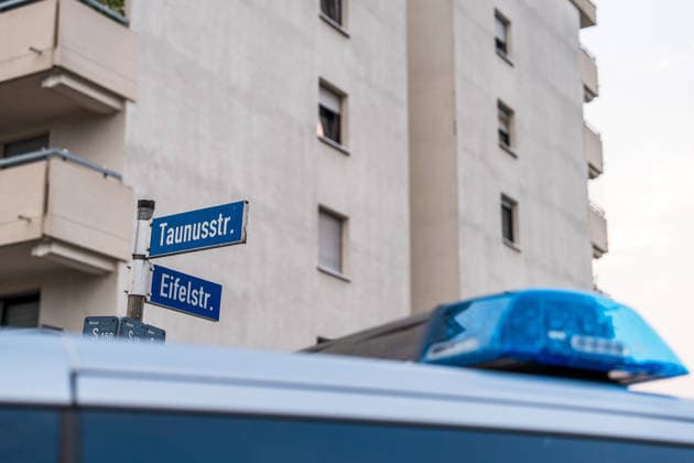Tote Person in Wohnung aufgefunden, eine Person festgenommen Am 16.08.2026 wurde in einer Wohnung in einem Mehrfamilienhaus in Ginsheim eine tote Person entdeckt. Staatsanwaltschaft Darmstadt und Polizeipräsidium Südhessen nahmen die Ermittlungen auf. Ein Arbeitgeber hatte gegen 18:25 Uhr die Polizei alarmiert, nachdem sich sein Arbeitnehmer wegen Sprachproblemen zunächst an ihn gewandt hatte. In der Wohnung fanden die Beamten den Arbeitnehmer sowie den leblosen 20-jährigen Mann, der nach ersten Feststellungen gewaltsam zu Tode kam. Die Polizei nahm eine Person vor Ort fest, während die Staatsanwaltschaft Darmstadt eine Obduktion zur Klärung der Todesumstände anordnete. Ginsheim-Gustavsburg Hessen Deutschland *** Dead Person Found i
