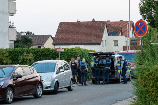 Tote Person in Wohnung aufgefunden, eine Person festgenommen Am 16.08.2026 wurde in einer Wohnung in einem Mehrfamilienhaus in Ginsheim eine tote Person entdeckt. Staatsanwaltschaft Darmstadt und Polizeipräsidium Südhessen nahmen die Ermittlungen auf. Ein Arbeitgeber hatte gegen 18:25 Uhr die Polizei alarmiert, nachdem sich sein Arbeitnehmer wegen Sprachproblemen zunächst an ihn gewandt hatte. In der Wohnung fanden die Beamten den Arbeitnehmer sowie den leblosen 20-jährigen Mann, der nach ersten Feststellungen gewaltsam zu Tode kam. Die Polizei nahm eine Person vor Ort fest, während die Staatsanwaltschaft Darmstadt eine Obduktion zur Klärung der Todesumstände anordnete. Ginsheim-Gustavsburg Hessen Deutschland *** Dead Person Found i