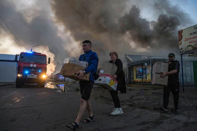 Russian Attack Destroys Ukraine s Largest Book Market In Kyiv Shop owners at a book market try to save their belongings from a fire that broke out following an overnight Russian missile and drone attack in Kyiv, Ukraine, on August 16, 2026. Two people were reported injured. Kyiv Ukraine  Copyright: xMaxymxMarusenkox originalFilename: musiienko-notitle260816_npKF6.jpg