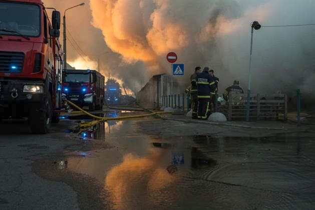 Russian Attack Destroys Ukraine s Largest Book Market In Kyiv Firefighters work to extinguish a fire at a book market in Kyiv, Ukraine, on August 16, 2026. The fire broke out after Russia attacked Kyiv overnight with ballistic missiles and jet-powered attack drones, destroying one of Ukraine s largest book markets. Two people were reported injured. Kyiv Ukraine  Copyright: xMaxymxMarusenkox originalFilename: musiienko-notitle260816_nppi2.jpg
