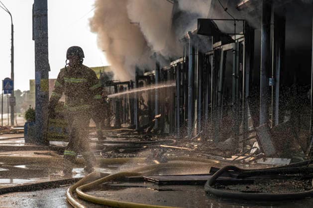 Russian Attack Destroys Ukraine s Largest Book Market In Kyiv Firefighters work to extinguish a fire at a book market in Kyiv, Ukraine, on August 16, 2026. The fire broke out after Russia attacked Kyiv overnight with ballistic missiles and jet-powered attack drones, destroying one of Ukraine s largest book markets. Two people were reported injured. Kyiv Ukraine  Copyright: xMaxymxMarusenkox originalFilename: musiienko-notitle260816_np1FS.jpg