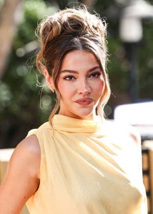 Netflix s Outer Banks Season 5 Event: Pogues For Life A Fan Farewell HOLLYWOOD, LOS ANGELES, CALIFORNIA, USA - AUGUST 15: Madelyn Cline wearing a Siedres Dalia Two-Tone Draped Chiffon Gown with Bow Detail arrives at Netflix s Outer Banks Season 5 Event: Pogues For Life A Fan Farewell held at The Ford (The John Anson Ford Amphitheatre) on August 15, 2026 in Hollywood, Los Angeles, California, United States. Hollywood The Ford (The John Anson Ford Amphitheatre) California United States Copyright: xXavierxCollin ImagexPressxAgencyx
