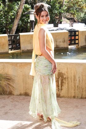 Netflix s Outer Banks Season 5 Event: Pogues For Life A Fan Farewell HOLLYWOOD, LOS ANGELES, CALIFORNIA, USA - AUGUST 15: Madelyn Cline wearing a Siedres Dalia Two-Tone Draped Chiffon Gown with Bow Detail arrives at Netflix s Outer Banks Season 5 Event: Pogues For Life A Fan Farewell held at The Ford (The John Anson Ford Amphitheatre) on August 15, 2026 in Hollywood, Los Angeles, California, United States. Hollywood The Ford (The John Anson Ford Amphitheatre) California United States Copyright: xXavierxCollin ImagexPressxAgencyx