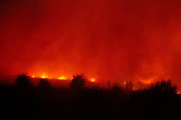 Wildfire approaches road as firefighters battle blaze in Merthyr Tydfil MERTHYR TYDFIL, WALES, UK, AUGUST 16, 2026: Firefighters from South Wales Fire and Rescue Service battle a wildfire near Dowlais Top as flames approach the Heads of the Valleys road in Merthyr Tydfil, Wales. The wildfire comes after an extended period of hot and dry weather across the United Kingdom. Merthyr Tydfil GB Copyright: x xEthanxFowlerx xJNAxPressx