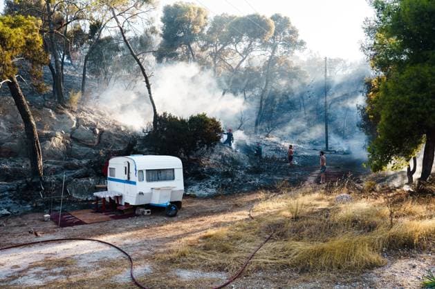 Wildfire burns homes and businesses on Greece™s Salamina island PERISTERIA, SALAMINA, GREECE, AUGUST 16, 2026: Dozens of homes and businesses burn as a wildfire rages through the forested area of Peristeria on the island of Salamina, west of Athens. The fire prompted mass evacuations and resulted in two deaths and multiple injuries, according to local authorities. Salamina Greece Copyright: x xRomanosxLioutasx xJNAxPressx