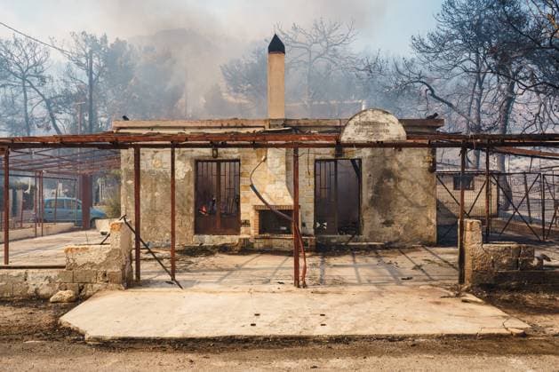 Wildfire burns homes and businesses on Greece™s Salamina island PERISTERIA, SALAMINA, GREECE, AUGUST 16, 2026: Dozens of homes and businesses burn as a wildfire rages through the forested area of Peristeria on the island of Salamina, west of Athens. The fire prompted mass evacuations and resulted in two deaths and multiple injuries, according to local authorities. Salamina Greece Copyright: x xRomanosxLioutasx xJNAxPressx