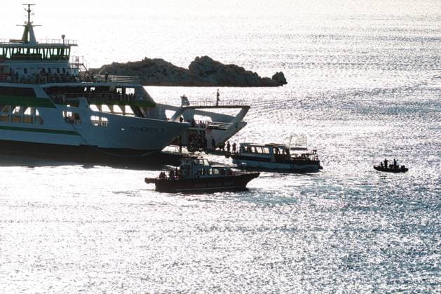 Wildfire burns homes and businesses on Greece™s Salamina island PERISTERIA, SALAMINA, GREECE, AUGUST 16, 2026: Dozens of homes and businesses burn as a wildfire rages through the forested area of Peristeria on the island of Salamina, west of Athens. The fire prompted mass evacuations and resulted in two deaths and multiple injuries, according to local authorities. Salamina Greece Copyright: x xRomanosxLioutasx xJNAxPressx
