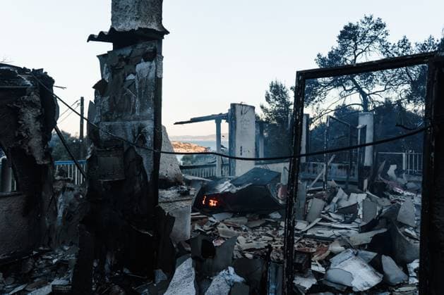 Wildfire burns homes and businesses on Greece™s Salamina island PERISTERIA, SALAMINA, GREECE, AUGUST 16, 2026: Dozens of homes and businesses burn as a wildfire rages through the forested area of Peristeria on the island of Salamina, west of Athens. The fire prompted mass evacuations and resulted in two deaths and multiple injuries, according to local authorities. Salamina Greece Copyright: x xRomanosxLioutasx xJNAxPressx
