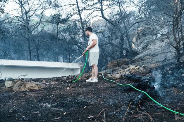 Wildfire burns homes and businesses on Greece™s Salamina island PERISTERIA, SALAMINA, GREECE, AUGUST 16, 2026: Dozens of homes and businesses burn as a wildfire rages through the forested area of Peristeria on the island of Salamina, west of Athens. The fire prompted mass evacuations and resulted in two deaths and multiple injuries, according to local authorities. Salamina Greece Copyright: x xRomanosxLioutasx xJNAxPressx