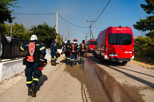 Wildfire burns homes and businesses on Greece™s Salamina island PERISTERIA, SALAMINA, GREECE, AUGUST 16, 2026: Dozens of homes and businesses burn as a wildfire rages through the forested area of Peristeria on the island of Salamina, west of Athens. The fire prompted mass evacuations and resulted in two deaths and multiple injuries, according to local authorities. Salamina Greece Copyright: x xRomanosxLioutasx xJNAxPressx