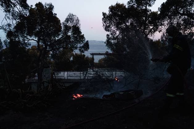 Wildfire burns homes and businesses on Greece™s Salamina island PERISTERIA, SALAMINA, GREECE, AUGUST 16, 2026: Dozens of homes and businesses burn as a wildfire rages through the forested area of Peristeria on the island of Salamina, west of Athens. The fire prompted mass evacuations and resulted in two deaths and multiple injuries, according to local authorities. Salamina Greece Copyright: x xRomanosxLioutasx xJNAxPressx