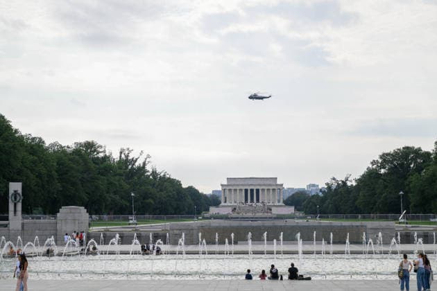 August 16, 2026, Washington, Disrtrict Of Columbia, United States: President DONALD TRUMP flies around the Lincoln Memorial reflection pool as he arrives back at the White House after spending the weekend in New Jersey. Washington United States  - ZUMAk206 20260816_znp_k206_005 Copyright: xMattxKaminskyx