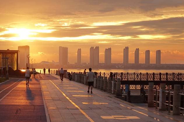 Daily Life in Qingdao QINGDAO, CHINA - AUGUST 15, 2026 - Citizens are running in Tangdao Bay of the West Coast New District under the glow of the morning sun in Qingdao City, Shandong Province, China on August 15, 2026. Qingdao Shandong China  Copyright: xCFOTOx i1786944997096