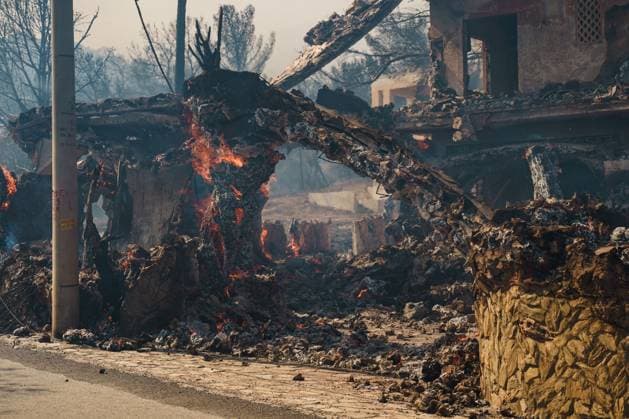 August 16, 2026, Salamina, Greece: Dozens of homes and businesses burn as a wildfire rages through the forested area of Peristeria on the island of Salamina, west of Athens. The fire prompted mass evacuations and resulted in two deaths and multiple injuries, according to local authorities. Salamina Greece  - ZUMAq101 20260816_zna_q101_071 Copyright: xRomanosxLioutasx