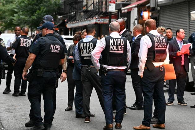 Police Involved Shooting At 126 Ludlow Street In New York City NEW YORK CITY, UNITED STATES - AUGUST 16: NYPD officers work at the scene where a suspect carrying a butcher knife was shot by officers at 126 Ludlow Street within the confines of the 7th Precinct in Manhattan, New York, United States on Sunday, August 16, 2026. A victim was reportedly stabbed at the location and sustained an injury to the head, the suspect when confronted by officers was shot after charging at them with a butcher knife. NYPD officers gave commands to drop the knife to the suspect. The investigation is ongoing by the NYPD. Kyle Mazza Anadolu New York United States. Editorial use only. Please get in touch for any other usage.  Copyright: x2026xAnadoluxKylexMazzax