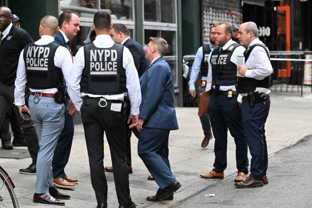 Police Involved Shooting At 126 Ludlow Street In New York City NEW YORK CITY, UNITED STATES - AUGUST 16: NYPD officers work at the scene where a suspect carrying a butcher knife was shot by officers at 126 Ludlow Street within the confines of the 7th Precinct in Manhattan, New York, United States on Sunday, August 16, 2026. A victim was reportedly stabbed at the location and sustained an injury to the head, the suspect when confronted by officers was shot after charging at them with a butcher knife. NYPD officers gave commands to drop the knife to the suspect. The investigation is ongoing by the NYPD. Kyle Mazza Anadolu New York United States. Editorial use only. Please get in touch for any other usage.  Copyright: x2026xAnadoluxKylexMazzax