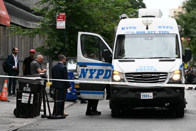 Police Involved Shooting At 126 Ludlow Street In New York City NEW YORK CITY, UNITED STATES - AUGUST 16: NYPD officers work at the scene where a suspect carrying a butcher knife was shot by officers at 126 Ludlow Street within the confines of the 7th Precinct in Manhattan, New York, United States on Sunday, August 16, 2026. A victim was reportedly stabbed at the location and sustained an injury to the head, the suspect when confronted by officers was shot after charging at them with a butcher knife. NYPD officers gave commands to drop the knife to the suspect. The investigation is ongoing by the NYPD. Kyle Mazza Anadolu New York United States. Editorial use only. Please get in touch for any other usage.  Copyright: x2026xAnadoluxKylexMazzax
