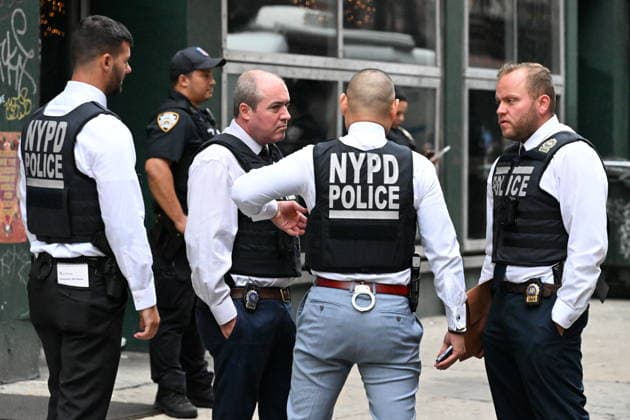 Police Involved Shooting At 126 Ludlow Street In New York City NEW YORK CITY, UNITED STATES - AUGUST 16: NYPD officers work at the scene where a suspect carrying a butcher knife was shot by officers at 126 Ludlow Street within the confines of the 7th Precinct in Manhattan, New York, United States on Sunday, August 16, 2026. A victim was reportedly stabbed at the location and sustained an injury to the head, the suspect when confronted by officers was shot after charging at them with a butcher knife. NYPD officers gave commands to drop the knife to the suspect. The investigation is ongoing by the NYPD. Kyle Mazza Anadolu New York United States. Editorial use only. Please get in touch for any other usage.  Copyright: x2026xAnadoluxKylexMazzax
