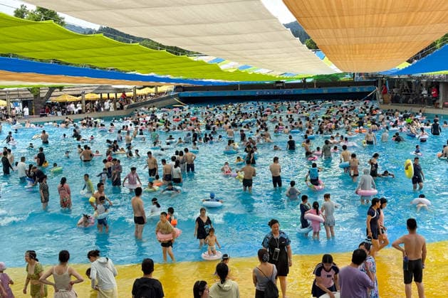 Water Park NANJING, CHINA - AUGUST 16, 2026 - People are playing in the surfing pool of a water park to escape the heat in Nanjing, Jiangsu Province, China on August 16, 2026. Nanjing Jiangsu China  Copyright: xCFOTOx i1786957295897