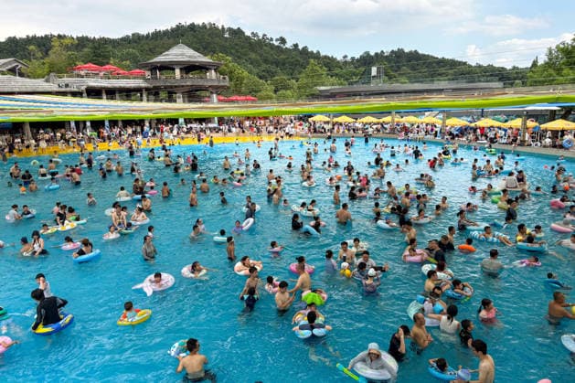 Water Park NANJING, CHINA - AUGUST 16, 2026 - People are playing in the surfing pool of a water park to escape the heat in Nanjing, Jiangsu Province, China on August 16, 2026. Nanjing Jiangsu China  Copyright: xCFOTOx i1786957296868