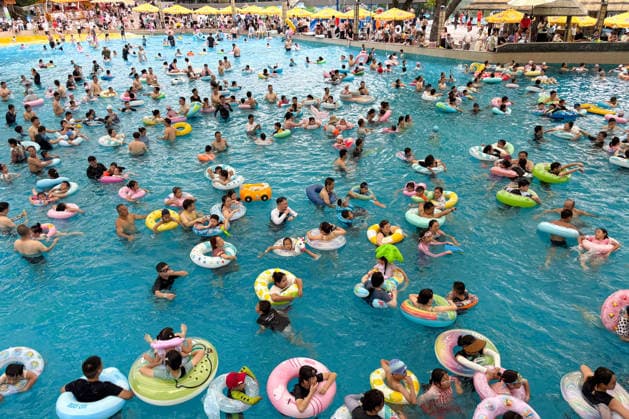 Water Park NANJING, CHINA - AUGUST 16, 2026 - People are playing in the surfing pool of a water park to escape the heat in Nanjing, Jiangsu Province, China on August 16, 2026. Nanjing Jiangsu China  Copyright: xCFOTOx i1786957297755