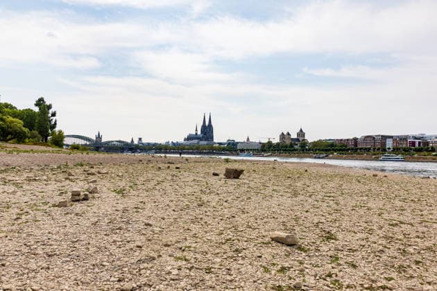 Historischer Niedrigwasser-Rekord am Rhein Freiliegendes Flussbett am Deutzer Rheinufer - 16.08.26 Blick vom Deutzer Rheinufer Richtung Kölner Dom auf das durch historisches Niedrigwasser freiliegende Flussbett des Rheins. Der Pegel Köln erreicht einen Tiefstand von 46 cm und unterbietet damit den bisherigen Rekord von 69 cm aus dem Jahr 2018 deutlich. Die Rheinschifffahrt ist durch das extrem niedrige Wasser praktisch zum Erliegen gekommen. Köln Deutz Nordrhein-Westfalen Deutschland *** Record-Low Water Level on the Rhine: Exposed Riverbed on the Deutz Bank of the Rhine, August 16, 2026. View from the Deutz bank of the Rhine toward Cologne Cathedral, showing the riverbed exposed by the record-low water level. The water level at Colo Copyright: xMarcxJohnx