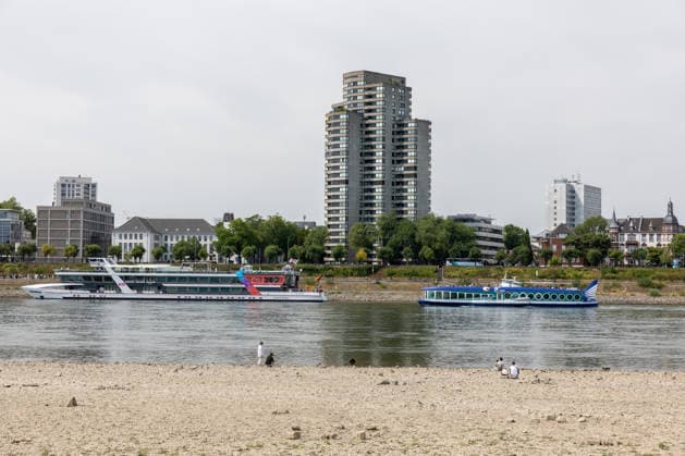 Historischer Niedrigwasser-Rekord am Rhein Freiliegendes Flussbett am Deutzer Rheinufer - 16.08.26 Blick vom Deutzer Rheinufer Richtung Kölner Dom auf das durch historisches Niedrigwasser freiliegende Flussbett des Rheins. Der Pegel Köln erreicht einen Tiefstand von 46 cm und unterbietet damit den bisherigen Rekord von 69 cm aus dem Jahr 2018 deutlich. Die Rheinschifffahrt ist durch das extrem niedrige Wasser praktisch zum Erliegen gekommen.. Im Bild die RheinMagie und die Moby Dick aus Bonn. Köln Deutz Nordrhein-Westfalen Deutschland *** Record-Low Water Level on the Rhine: Exposed Riverbed on the Deutz Bank of the Rhine, August 16, 2026. View from the Deutz bank of the Rhine toward Cologne Cathedral, showing the riverbed exposed by Copyright: xMarcxJohnx