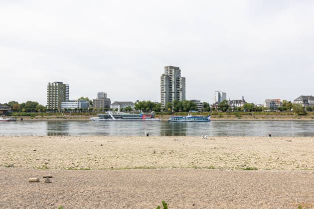 Historischer Niedrigwasser-Rekord am Rhein Freiliegendes Flussbett am Deutzer Rheinufer - 16.08.26 Blick vom Deutzer Rheinufer Richtung Kölner Dom auf das durch historisches Niedrigwasser freiliegende Flussbett des Rheins. Der Pegel Köln erreicht einen Tiefstand von 46 cm und unterbietet damit den bisherigen Rekord von 69 cm aus dem Jahr 2018 deutlich. Die Rheinschifffahrt ist durch das extrem niedrige Wasser praktisch zum Erliegen gekommen.. Im Bild die RheinMagie und die Moby Dick aus Bonn. Köln Deutz Nordrhein-Westfalen Deutschland *** Record-Low Water Level on the Rhine: Exposed Riverbed on the Deutz Bank of the Rhine, August 16, 2026. View from the Deutz bank of the Rhine toward Cologne Cathedral, showing the riverbed exposed by Copyright: xMarcxJohnx
