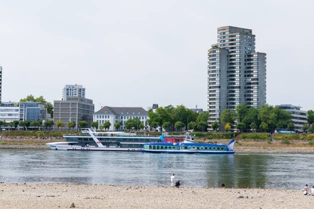 Historischer Niedrigwasser-Rekord am Rhein Freiliegendes Flussbett am Deutzer Rheinufer - 16.08.26 Blick vom Deutzer Rheinufer Richtung Kölner Dom auf das durch historisches Niedrigwasser freiliegende Flussbett des Rheins. Der Pegel Köln erreicht einen Tiefstand von 46 cm und unterbietet damit den bisherigen Rekord von 69 cm aus dem Jahr 2018 deutlich. Die Rheinschifffahrt ist durch das extrem niedrige Wasser praktisch zum Erliegen gekommen.. Im Bild die RheinMagie und die Moby Dick aus Bonn. Köln Deutz Nordrhein-Westfalen Deutschland *** Record-Low Water Level on the Rhine: Exposed Riverbed on the Deutz Bank of the Rhine, August 16, 2026. View from the Deutz bank of the Rhine toward Cologne Cathedral, showing the riverbed exposed by Copyright: xMarcxJohnx