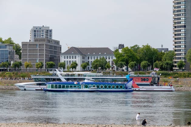 Historischer Niedrigwasser-Rekord am Rhein Freiliegendes Flussbett am Deutzer Rheinufer - 16.08.26 Blick vom Deutzer Rheinufer Richtung Kölner Dom auf das durch historisches Niedrigwasser freiliegende Flussbett des Rheins. Der Pegel Köln erreicht einen Tiefstand von 46 cm und unterbietet damit den bisherigen Rekord von 69 cm aus dem Jahr 2018 deutlich. Die Rheinschifffahrt ist durch das extrem niedrige Wasser praktisch zum Erliegen gekommen.. Im Bild die RheinMagie und die Moby Dick aus Bonn. Köln Deutz Nordrhein-Westfalen Deutschland *** Record-Low Water Level on the Rhine: Exposed Riverbed on the Deutz Bank of the Rhine, August 16, 2026. View from the Deutz bank of the Rhine toward Cologne Cathedral, showing the riverbed exposed by Copyright: xMarcxJohnx