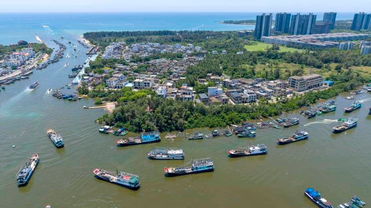 (260817) -- BEIJING , Aug. 17, 2026 -- An aerial drone photo taken on Aug. 16, 2026 shows fishing boats departing for fishing from Tanmen port in Qionghai, south China s Hainan Province. The fishing season of the South China Sea kicked off at noon on Sunday after this summer s three-and-a-half-month fishing ban. (Photo by Xinhua) XINHUA PHOTOS OF THE DAY MengxZhongde 
