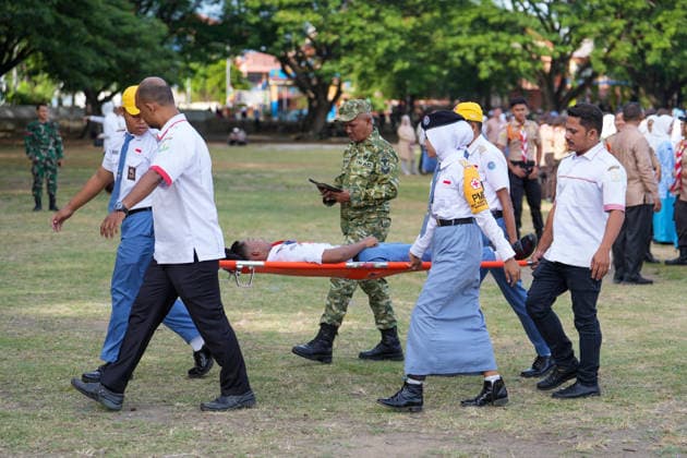 August 17, 2026, Banda Aceh, Aceh, Indonesia: A ceremony participant was carried away on a stretcher due to exhaustion while attending the ceremony commemorating the 81st anniversary of the Republic of Indonesia at Blang Padang Field in Banda Aceh, Aceh Province, Indonesia, on Monday. Hundreds of students, government employees, and military personnel took part in the ceremony. Banda Aceh Indonesia - ZUMAi115 20260817_zip_i115_015 Copyright: xMuhammadxIqbalx