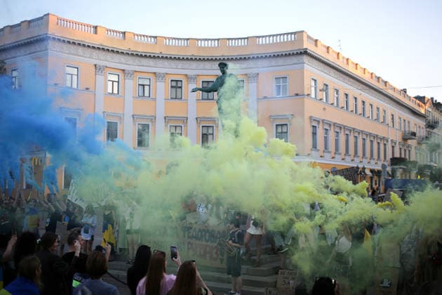 August 16, 2026, Odessa, Ukraine: Activists hold smoke flares in the colors of the Ukrainian national flag during the rally near the Duke de Richelieu monument. A march in support of former Defense Minister Fedorov passed through the central streets of Odessa. Activists are demanding that Mykhailo Fedorov should be reinstated as Defense Minister. He was dismissed a month ago by the Ukrainian president. Similar marches have taken place across Ukraine. Odessa Ukraine - ZUMAs197 20260816_aaa_s197_221 Copyright: xViacheslavxOnyshchenkox