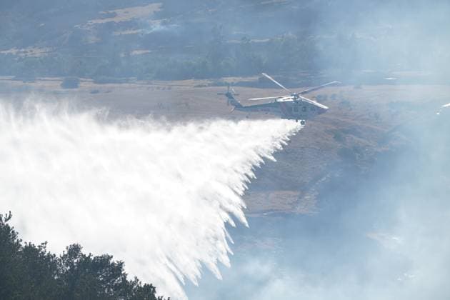 August 16, 2026, San Diego, California, United States: A helicopter drops water during the fire..The Sorrento Fire burns through dry vegetation in the Sorrento Valley area of San Diego on August 16, 2026, sending thick smoke into the air and threatening nearby homes, businesses and roadways. Firefighters work to battle the flames and prevent the fire from spreading as smoke cover portions of the surrounding community. Multiple agencies are dispatched to battle the fire, including Cal Fire and San Diego Fire-Rescue. As of 6pm on August 16, the fire is mapped more than 100 acres. San Diego United States - ZUMAs197 20260816_aaa_s197_234 Copyright: xWaixLeexMichaelxHox
