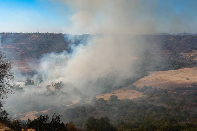 August 16, 2026, San Diego, California, United States: Smoke is raised to the air during the fire..The Sorrento Fire burns through dry vegetation in the Sorrento Valley area of San Diego on August 16, 2026, sending thick smoke into the air and threatening nearby homes, businesses and roadways. Firefighters work to battle the flames and prevent the fire from spreading as smoke cover portions of the surrounding community. Multiple agencies are dispatched to battle the fire, including Cal Fire and San Diego Fire-Rescue. As of 6pm on August 16, the fire is mapped more than 100 acres. San Diego United States  - ZUMAs197 20260816_aaa_s197_243 Copyright: xWaixLeexMichaelxHox