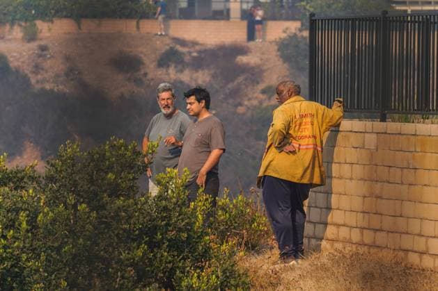 August 16, 2026, San Diego, California, United States: People watch the fire from the cliff edge..The Sorrento Fire burns through dry vegetation in the Sorrento Valley area of San Diego on August 16, 2026, sending thick smoke into the air and threatening nearby homes, businesses and roadways. Firefighters work to battle the flames and prevent the fire from spreading as smoke cover portions of the surrounding community. Multiple agencies are dispatched to battle the fire, including Cal Fire and San Diego Fire-Rescue. As of 6pm on August 16, the fire is mapped more than 100 acres. San Diego United States  - ZUMAs197 20260816_aaa_s197_247 Copyright: xWaixLeexMichaelxHox